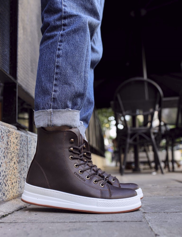 Ανδρικά καφέ μποτάκια δερματίνη διχρωμία στην σόλα CH055 φωτογραφία